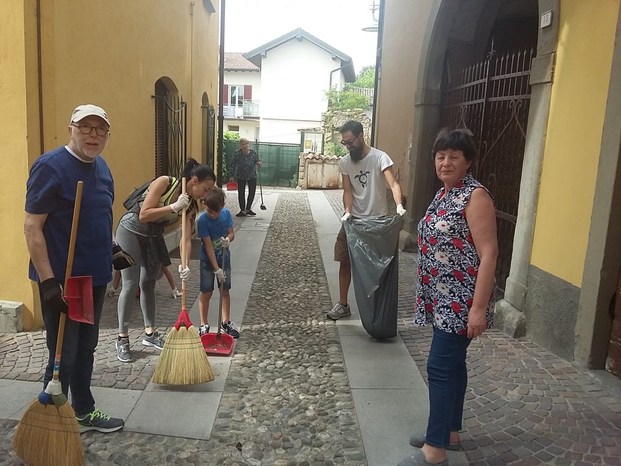 Pulizie a Mura I palazzolesi al lavoro nello storico quartiere