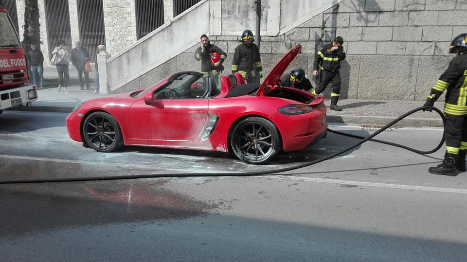 Auto sportiva prende fuoco a Salò