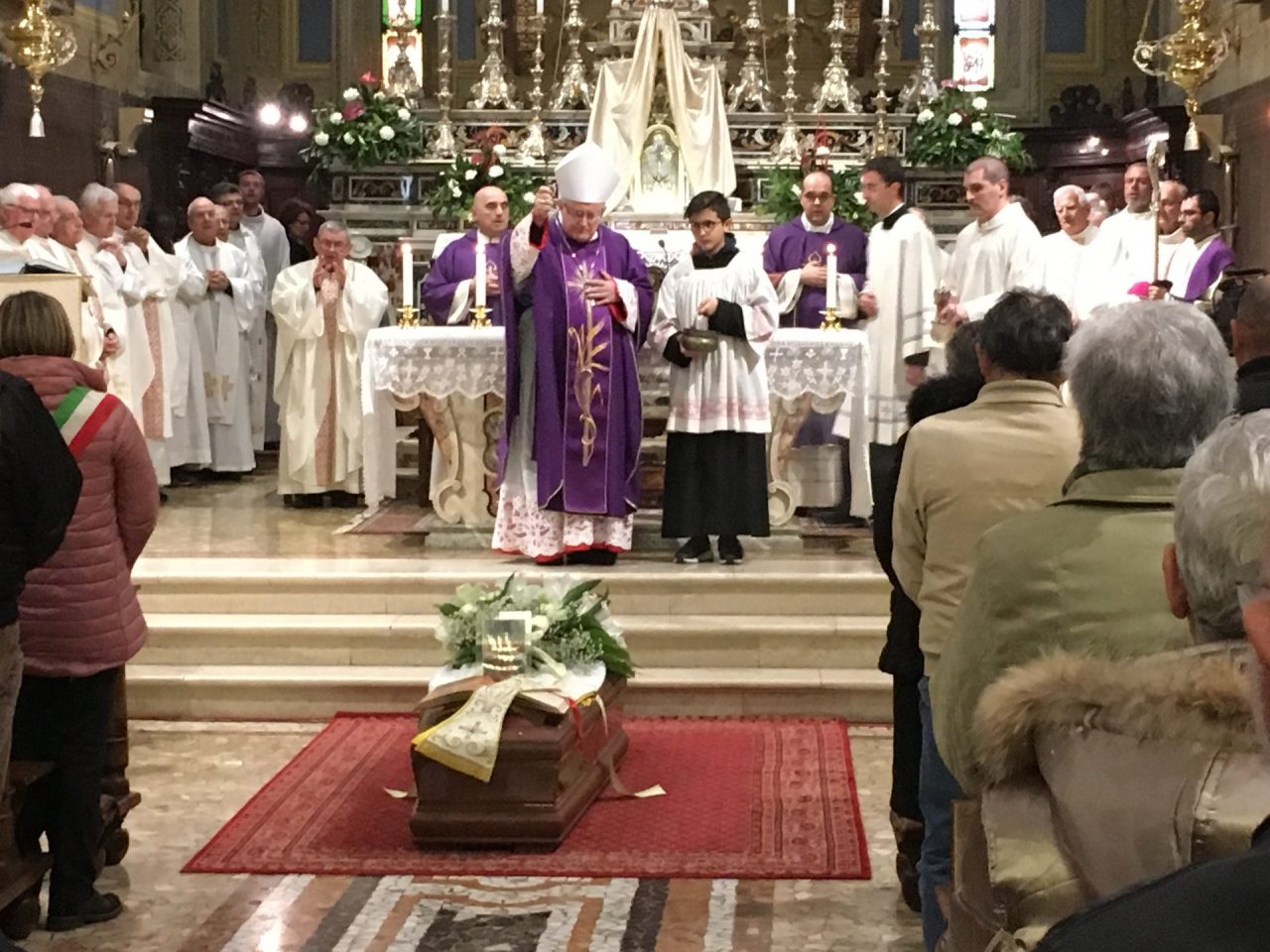 Il Garda riunito per il funerale di don Bruno Negretto