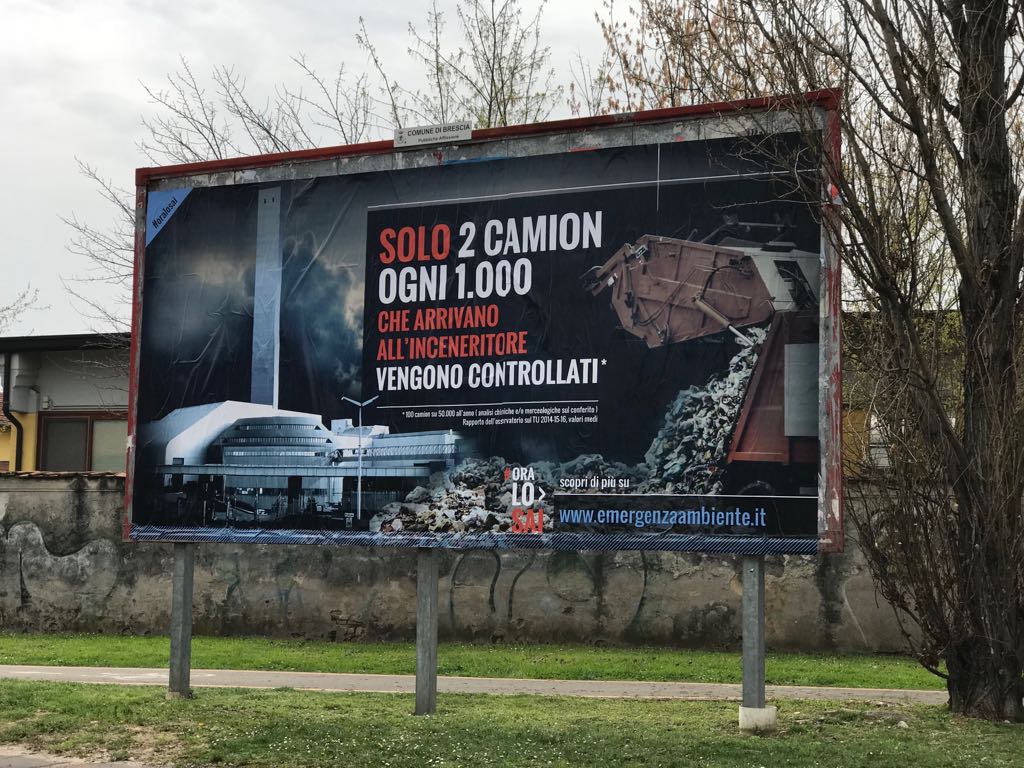 Cartelloni contro l’inceneritore di Brescia