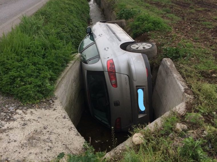 Auto ribaltata trovata in un fosso, senza conducente: è giallo