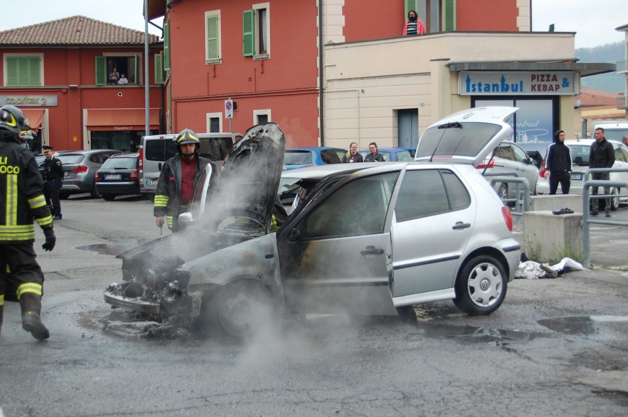 Va a fuoco l’auto panico a Rovato FOTO e VIDEO