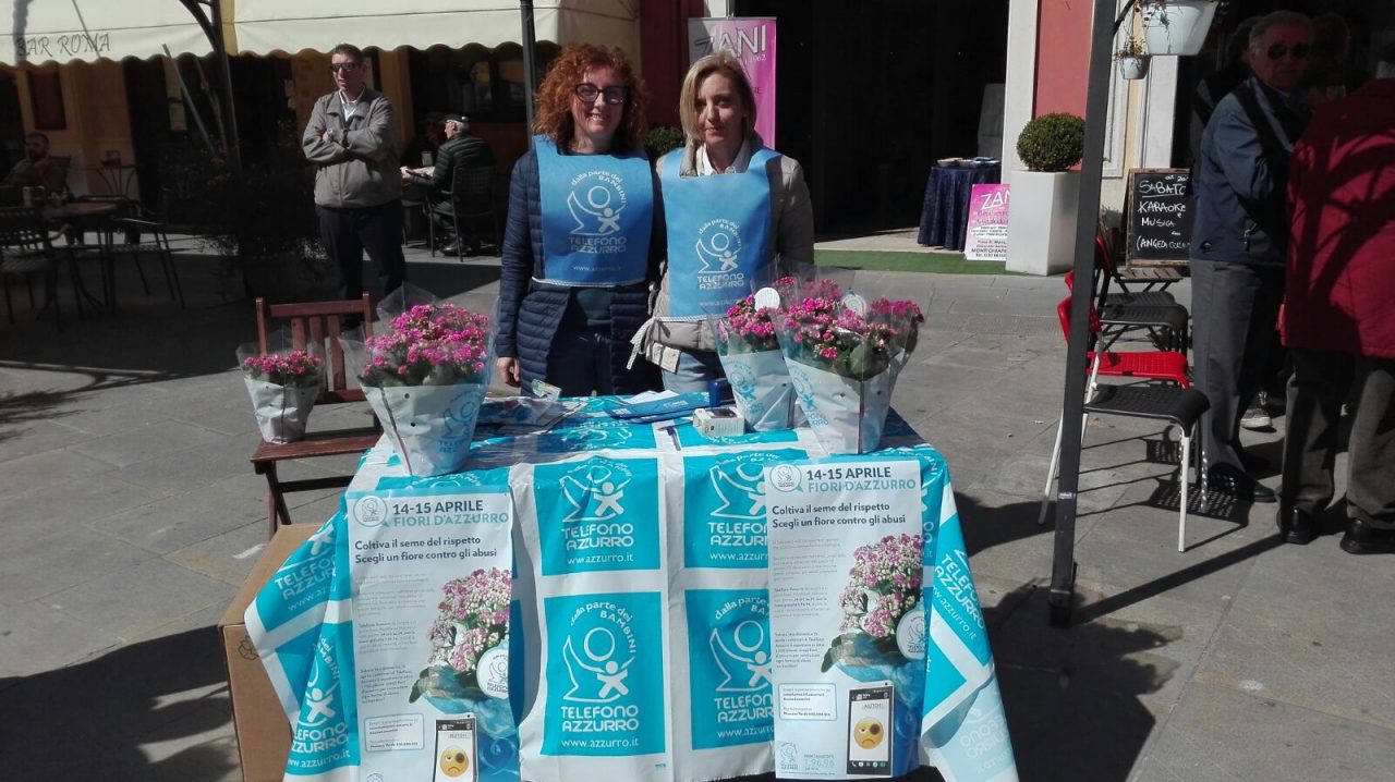 Fiori d’azzurro in vendita in piazza Santa Maria