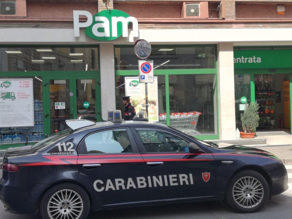Ruba whisky alla Pam, fermato dai Carabinieri