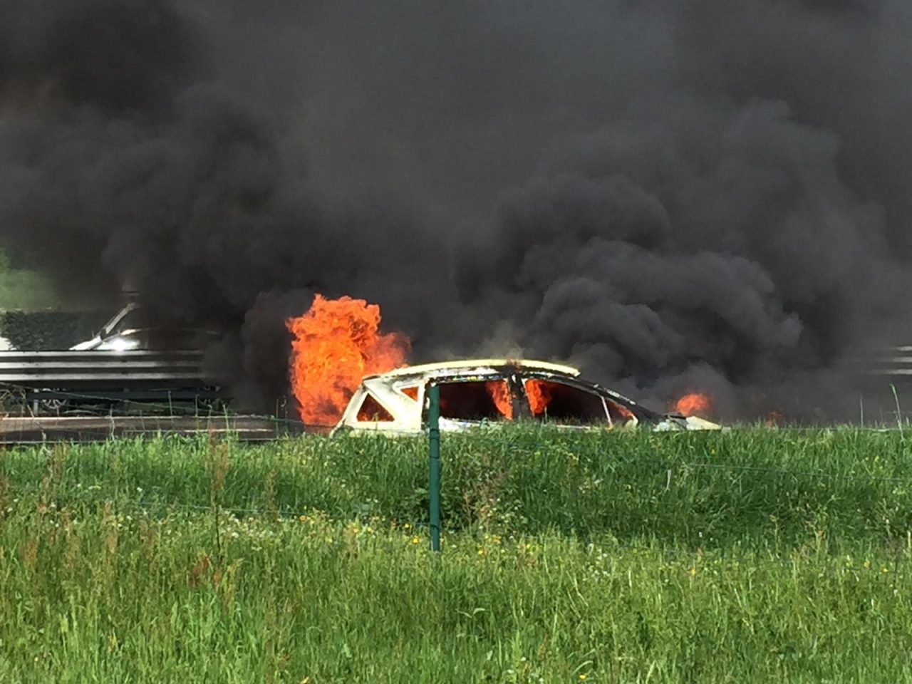 Compra l’auto il giorno prima, il giorno dopo prende fuoco