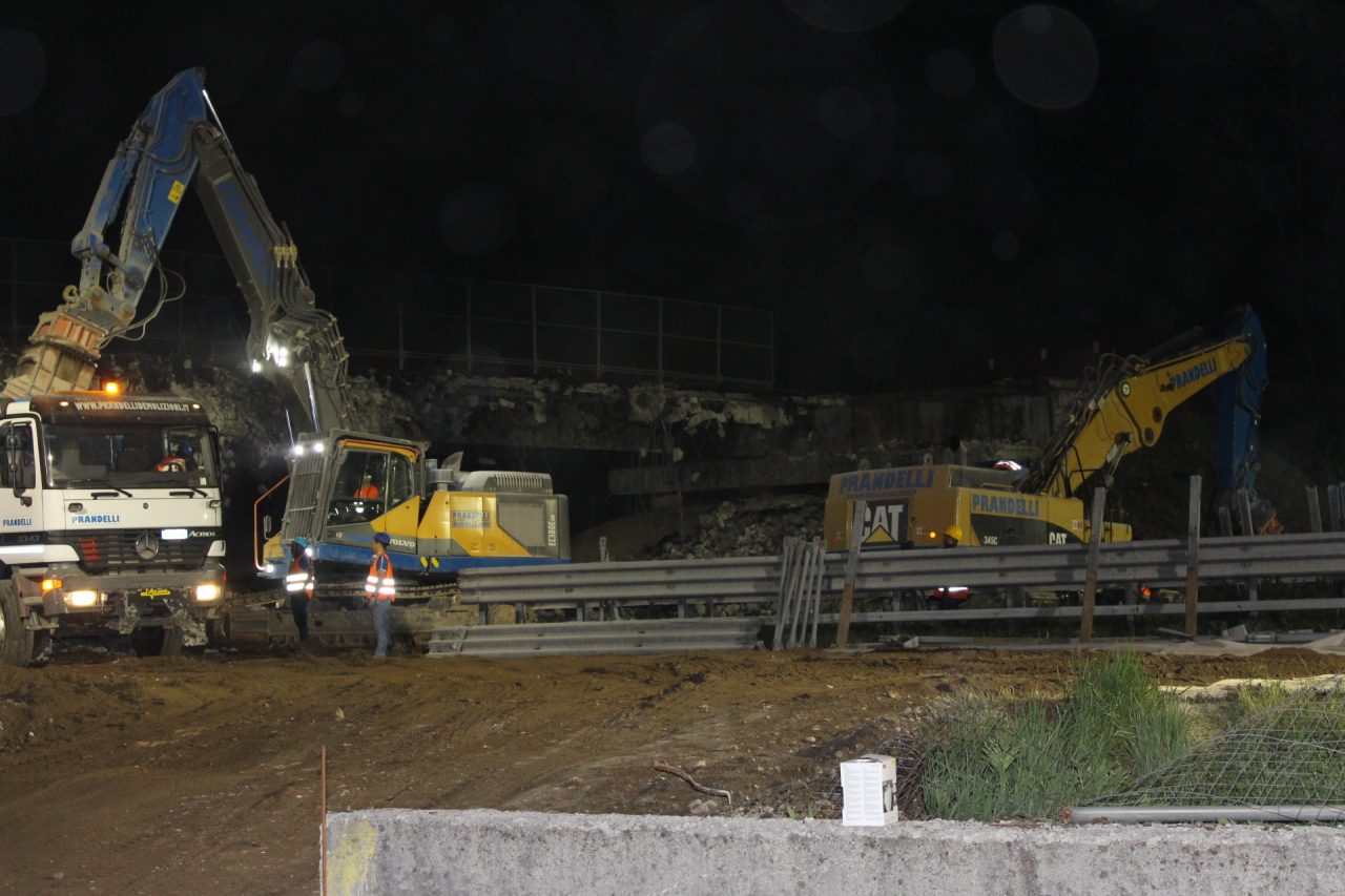 Demolito il ponte A21 in meno di cinque ore