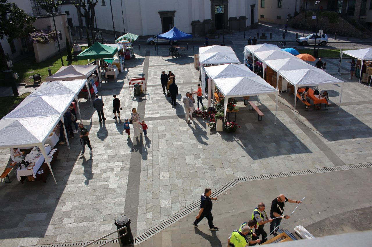 Le Botteghe in piazza a Capriolo baciate dal sole