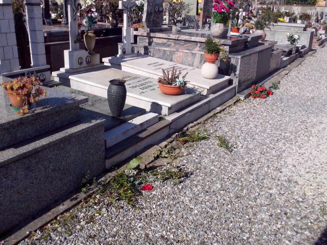 Furto al cimitero: spariscono fiori e lumini