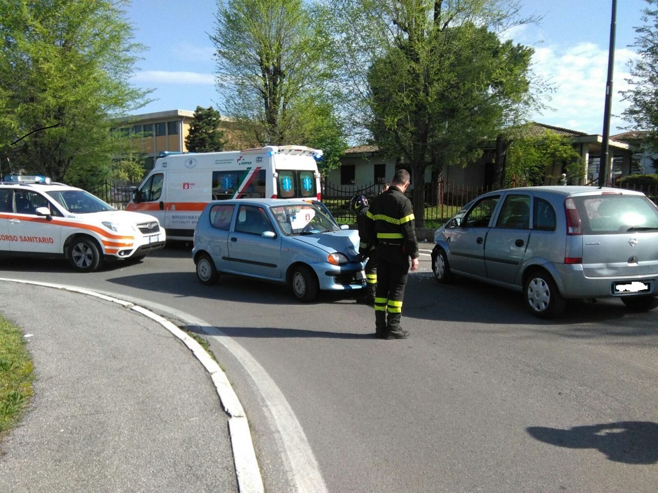 Scontro tra due auto in via San Bernardino a Chiari