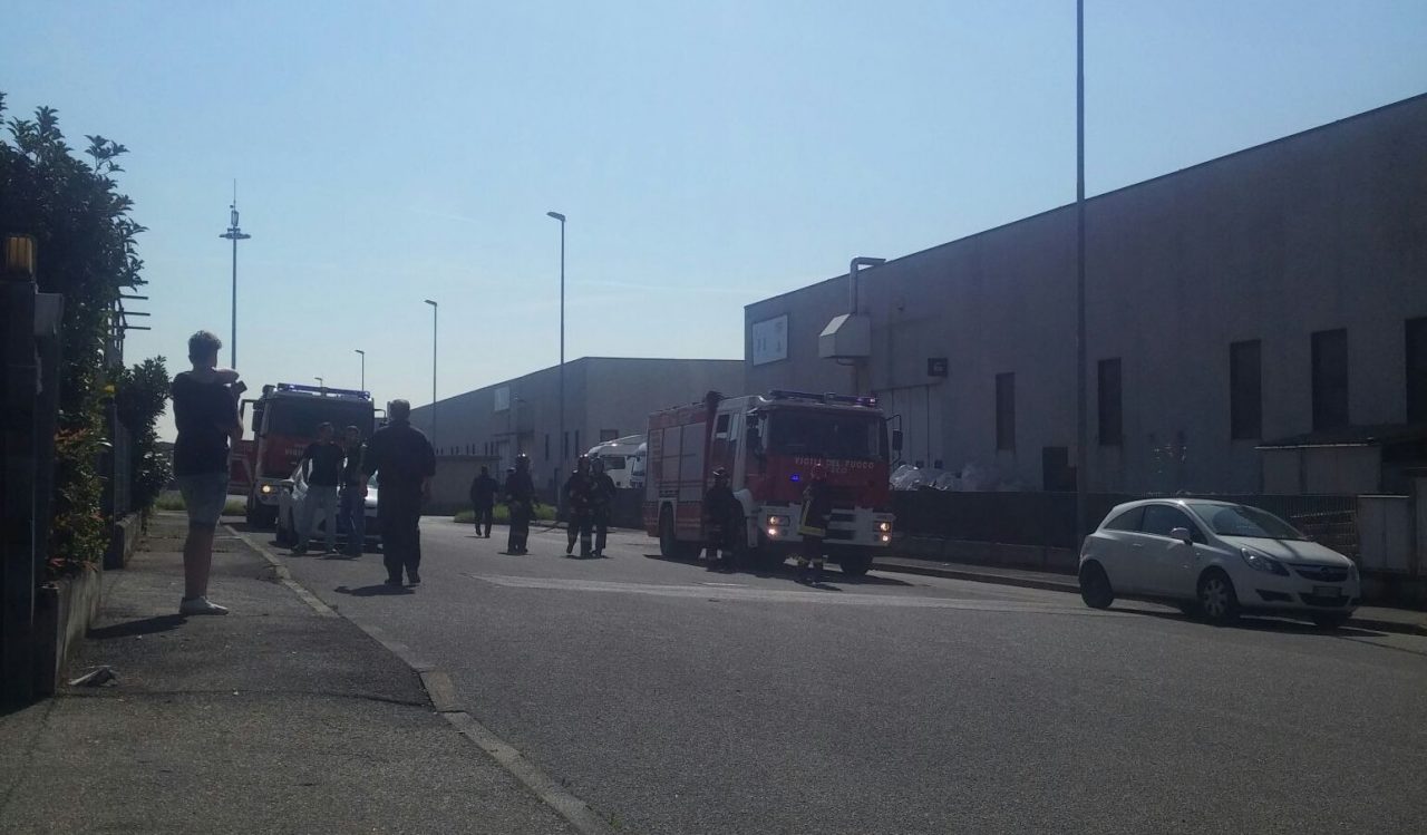 Fumo dal capannone in via Padania, a Rovato
