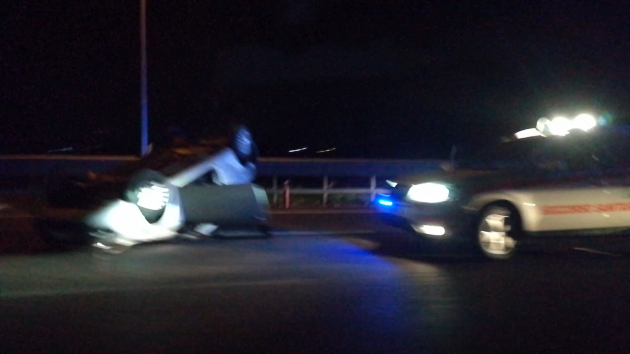 Auto ribaltata in tangenziale sud a Roncadelle