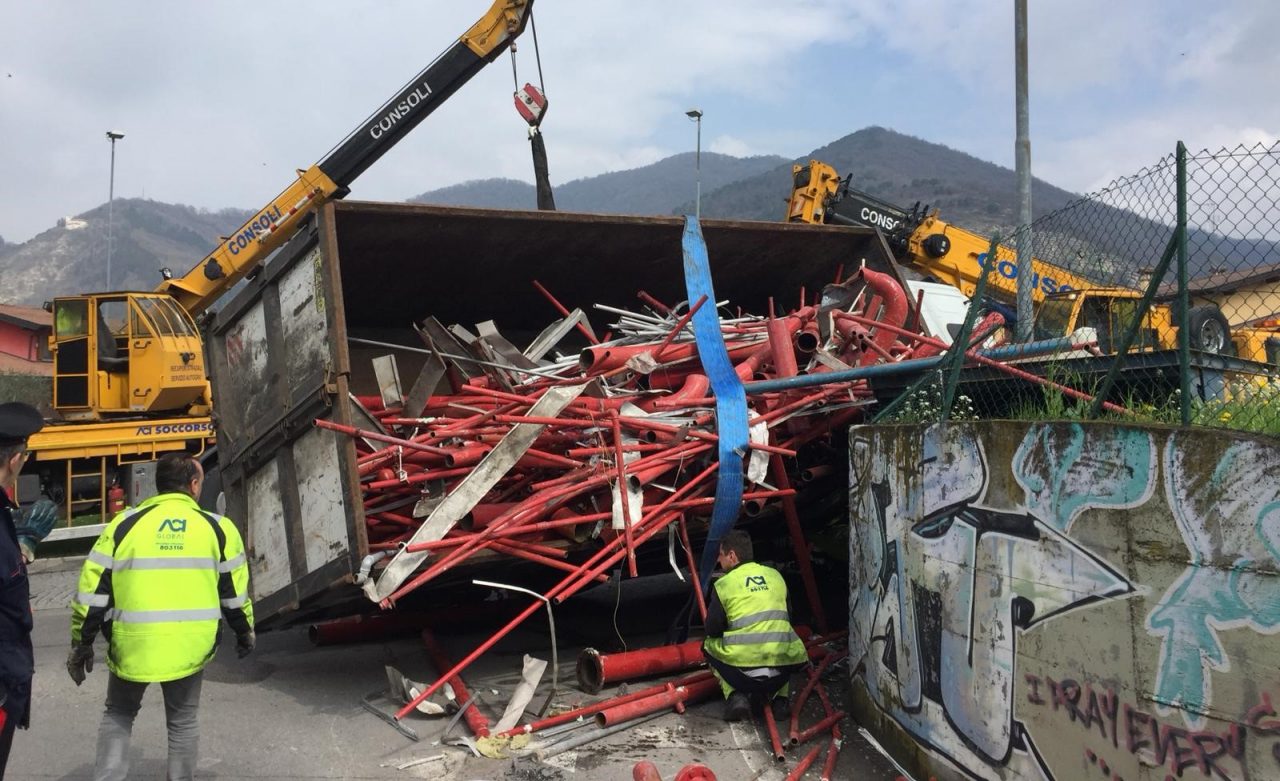 Camion ribaltato a Provaglio, ma nessun ferito FOTO