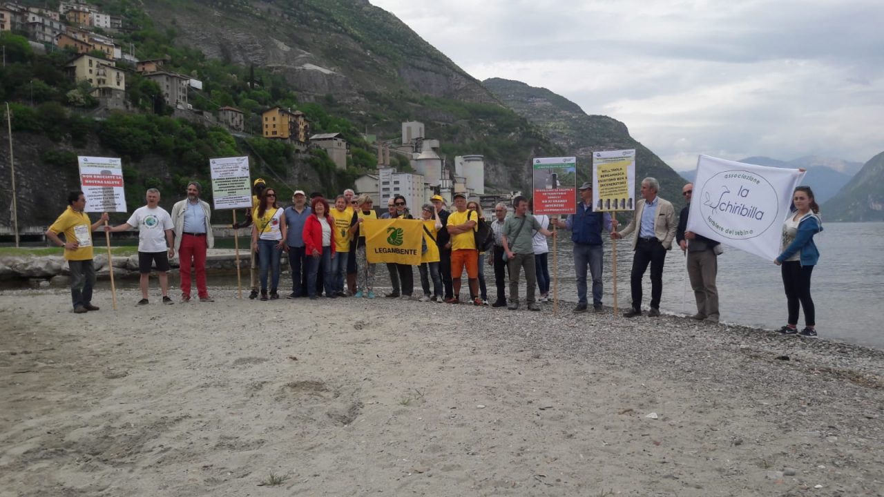 Flash mob sul Sebino per dire “no” al cementificio