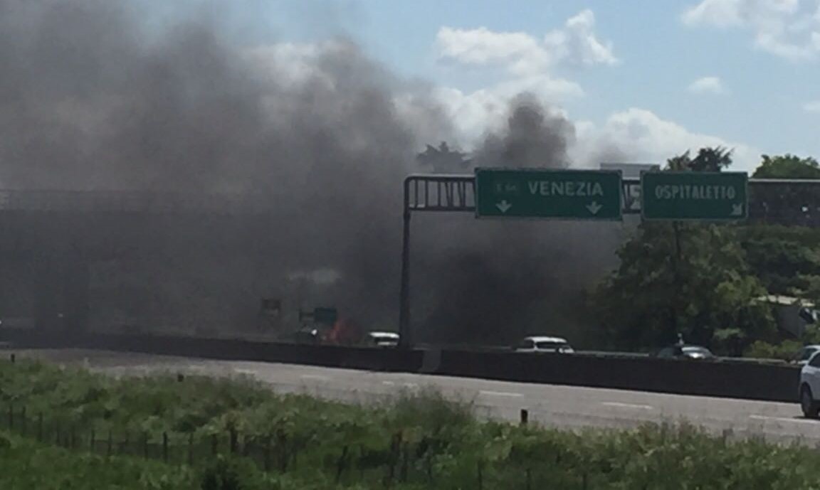 Auto in fiamme in A4 all’uscita per Ospitaletto