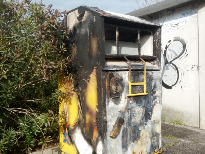 Incivili a Ghedi incendiano il cassone Humana