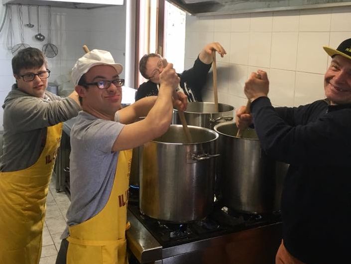 Ragazzi disabili al lavoro per trasformare la frutta