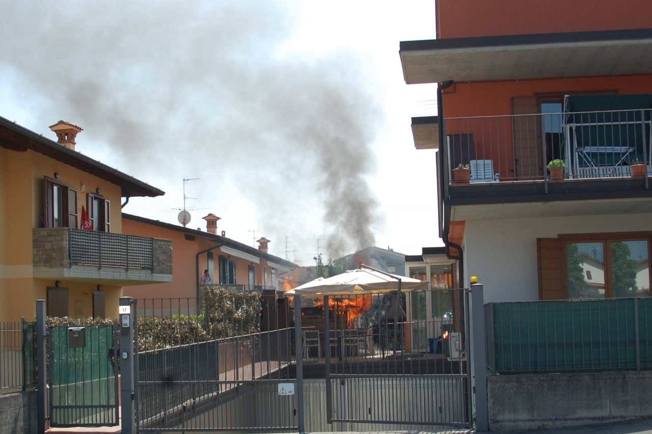 Rogo in giardino Vigili del fuoco a Rovato