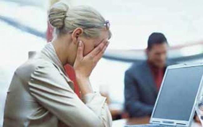 Discriminazioni continue sul lavoro “perché donna”, scatta la denuncia