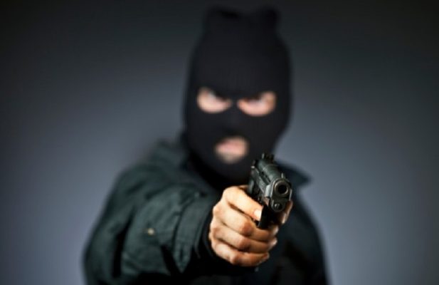 Notte di terrore: ladri in casa, pistole puntate e minacce di morte