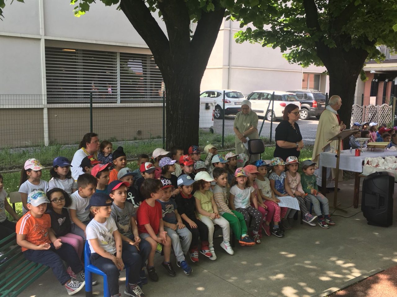 Alla scuola Garibaldi i bambini hanno festeggiato i nonni