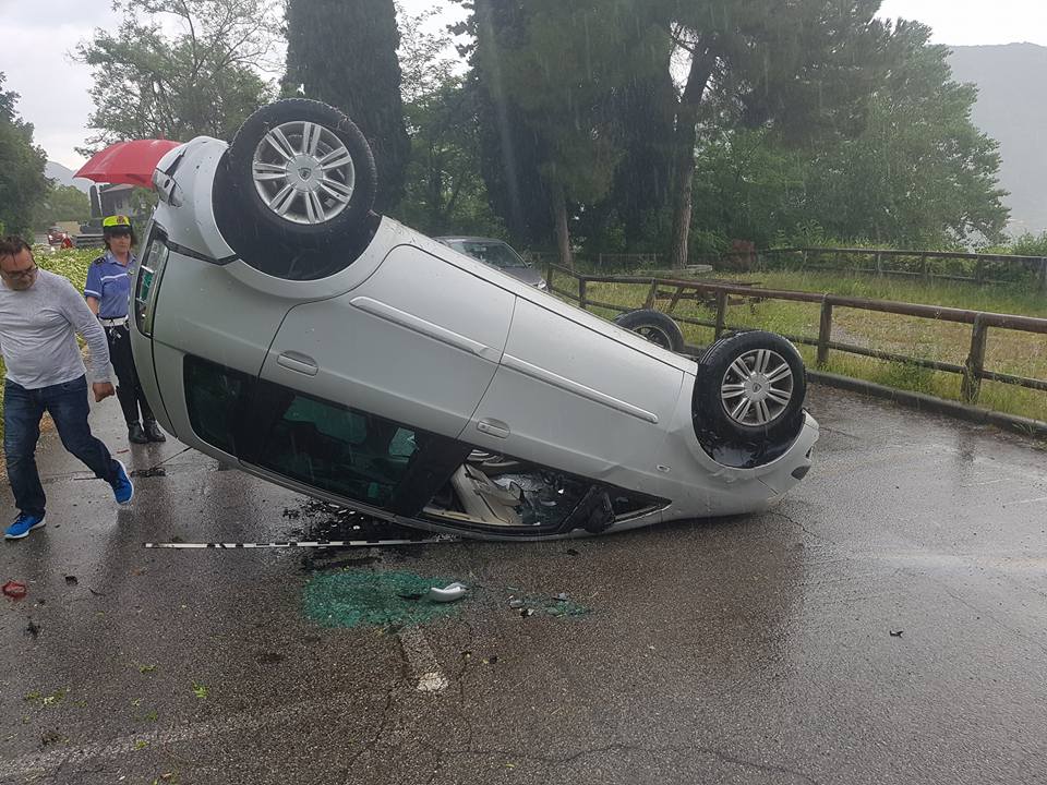 Salò, auto ribaltata in via Europa