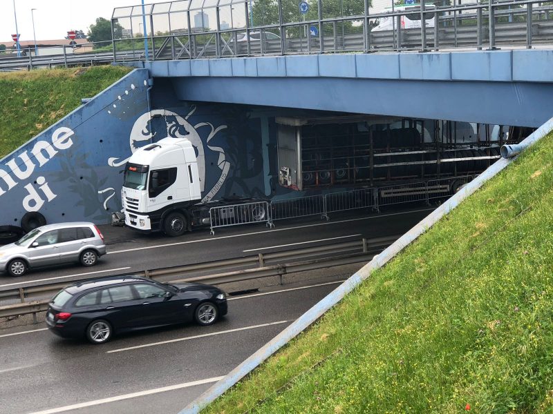 Tir in fiamme in tangenziale ovest