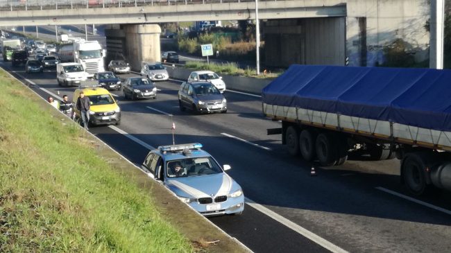 Tir esce di strada: A4 bloccata a Brescia, ora circolazione ripresa