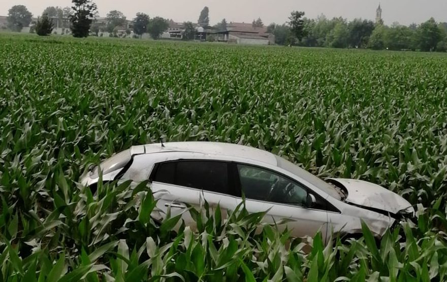 Auto ribaltata a Rovato, finisce in mezzo al campo