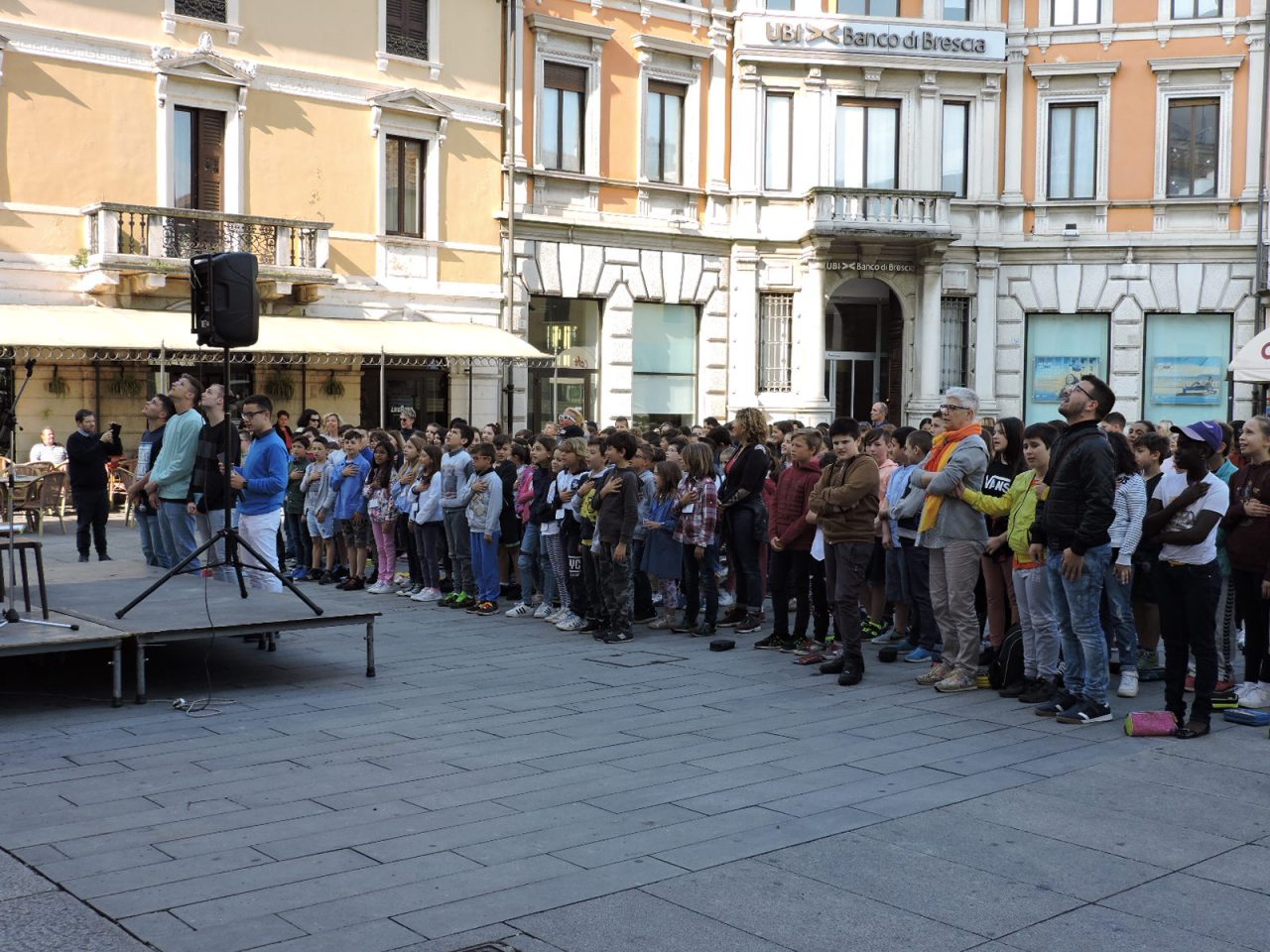 Studenti in piazza per la Giornata della Costituzione a Chiari VIDEO