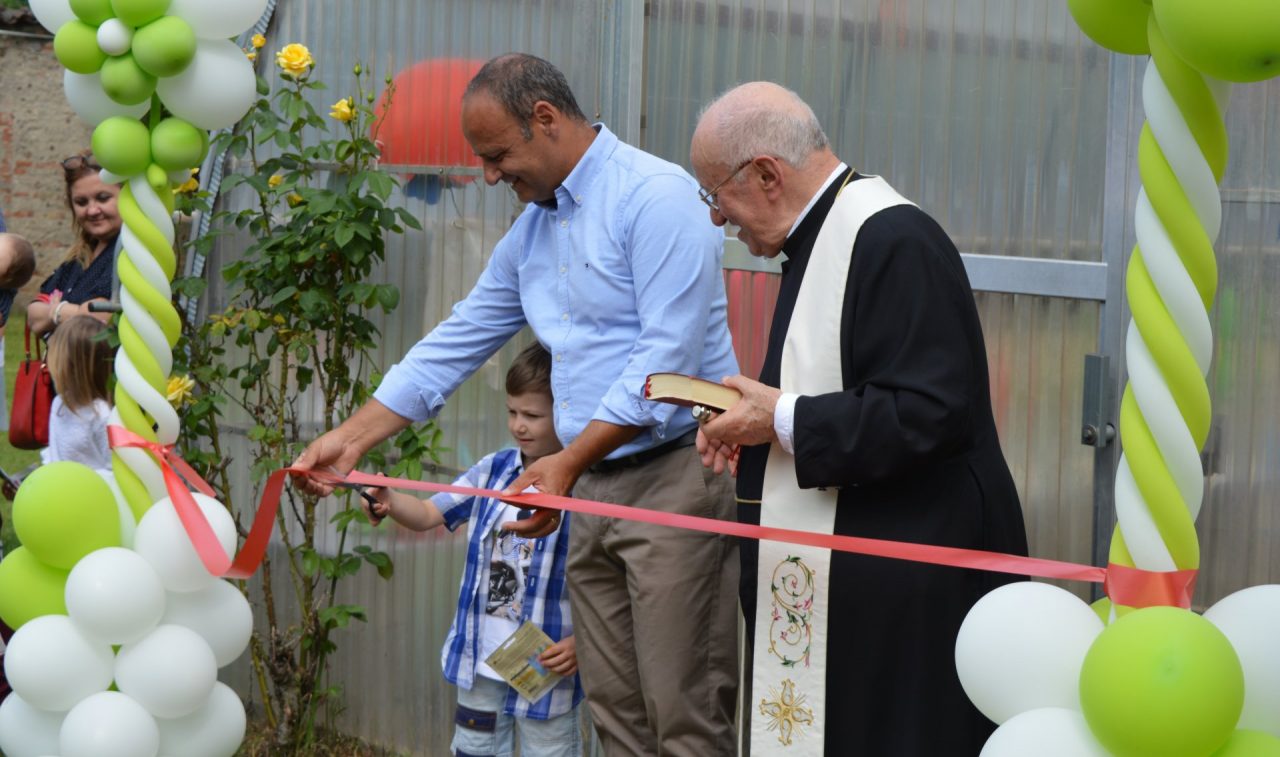 I bambini inaugurano la serra nel giorno della festa della mamma