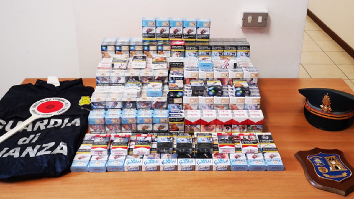 Vende tabacchi senza licenza all’interno del bar