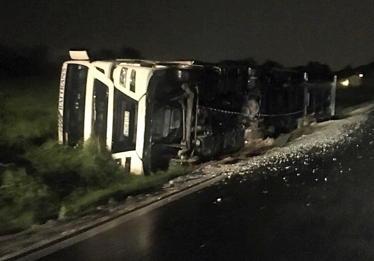 Camion si ribalta Paura in strada Borgosatollo a Ghedi