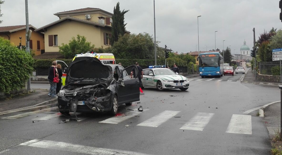 Collisione all’incrocio tra un mezzo pesante a una Golf a Montichiari