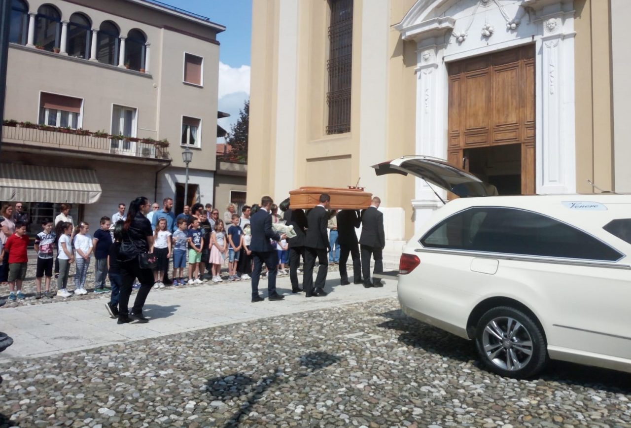 Commozione a Ghedi per l’ultimo saluto a Roberto Roscia