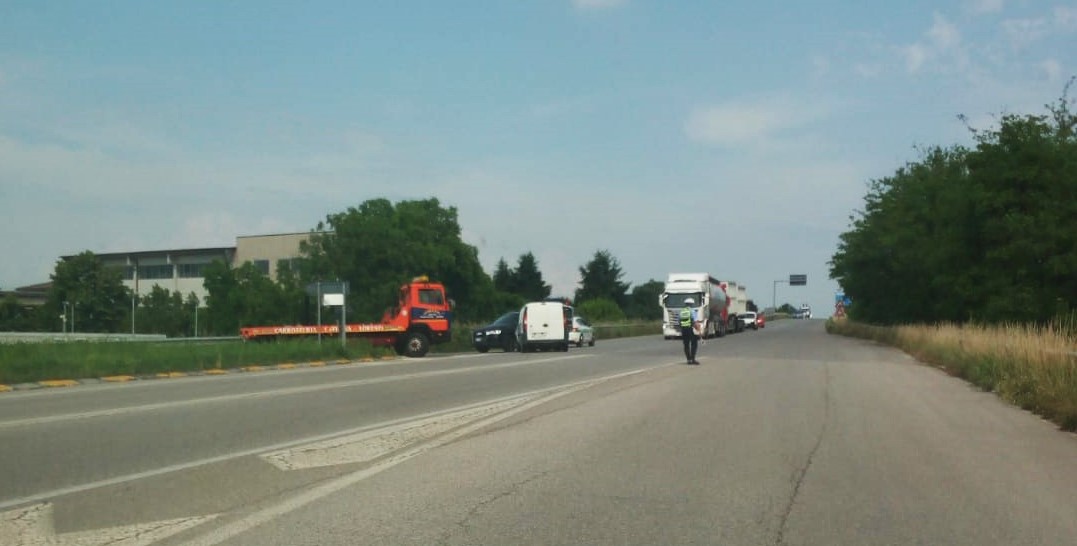 Collisione tra due auto sul cavalcavia della SpBs668