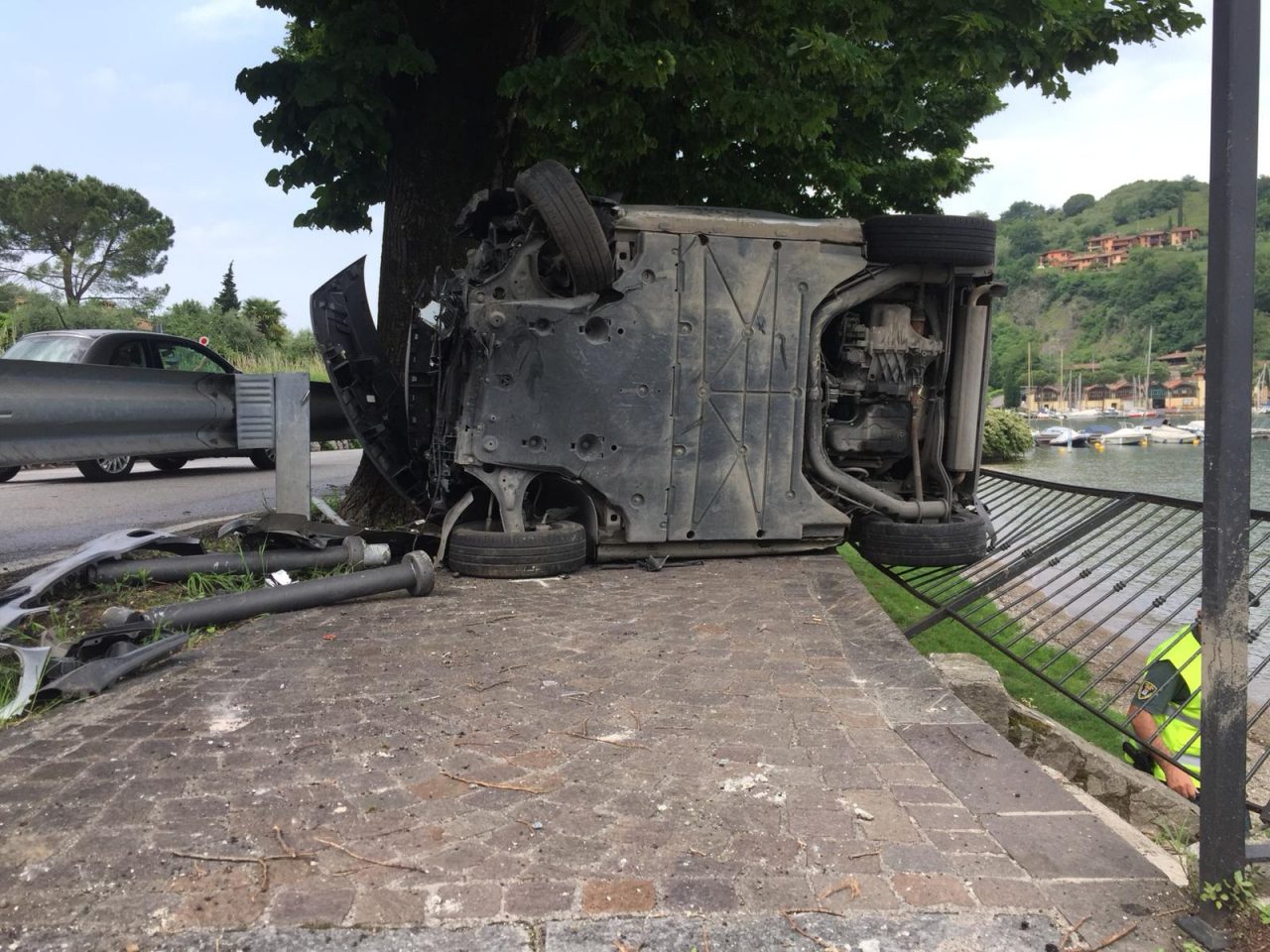 Auto si ribalta finendo nella passaggiata pedonale di Sulzano