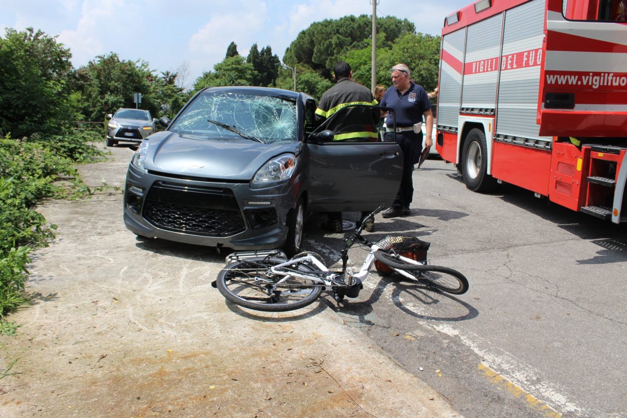Donna in bicicletta investita a Brescia