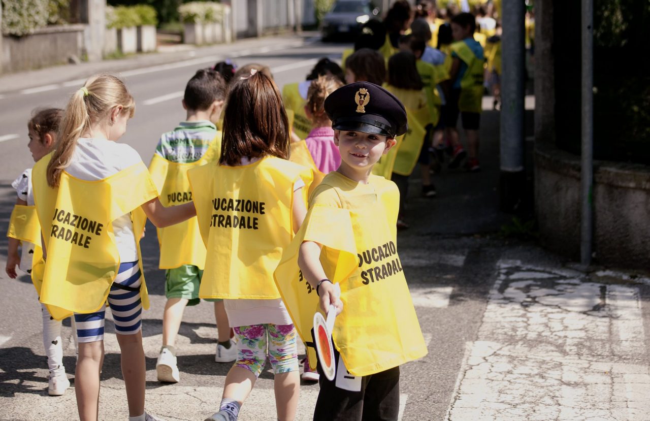 Polizia stradale all’asilo di Cologne, lezioni ai bambini per rendere la strada più sicura