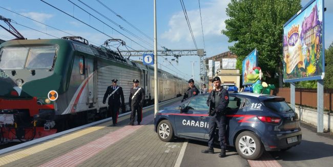 Ruba soldi alla moglie e tenta di fuggire