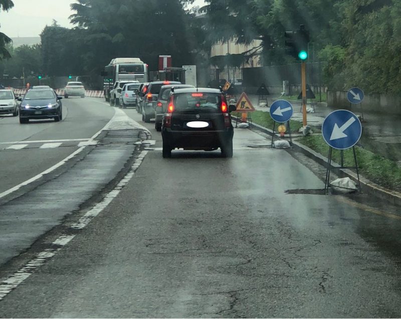 Lavori in via Volturno la rete si scatena