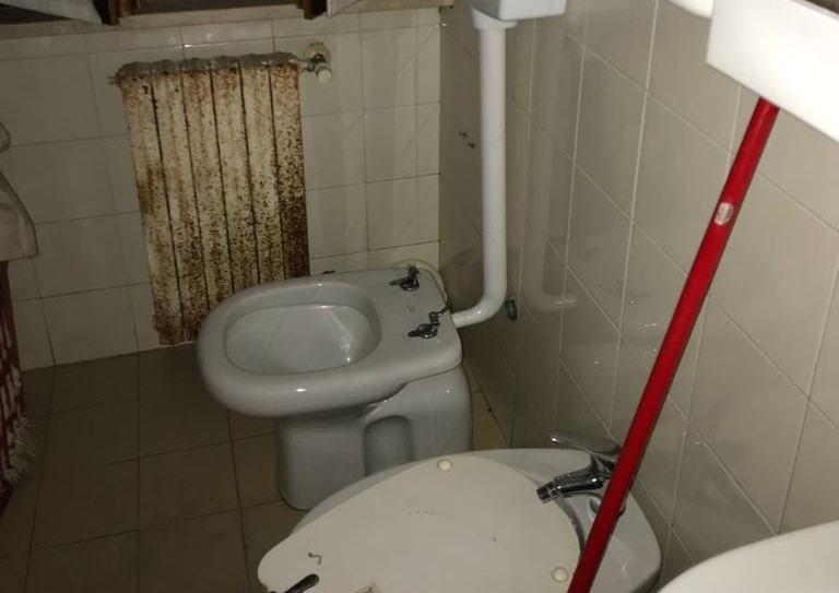 Sfrattati dopo aver devastato la casa comunale di Travagliato