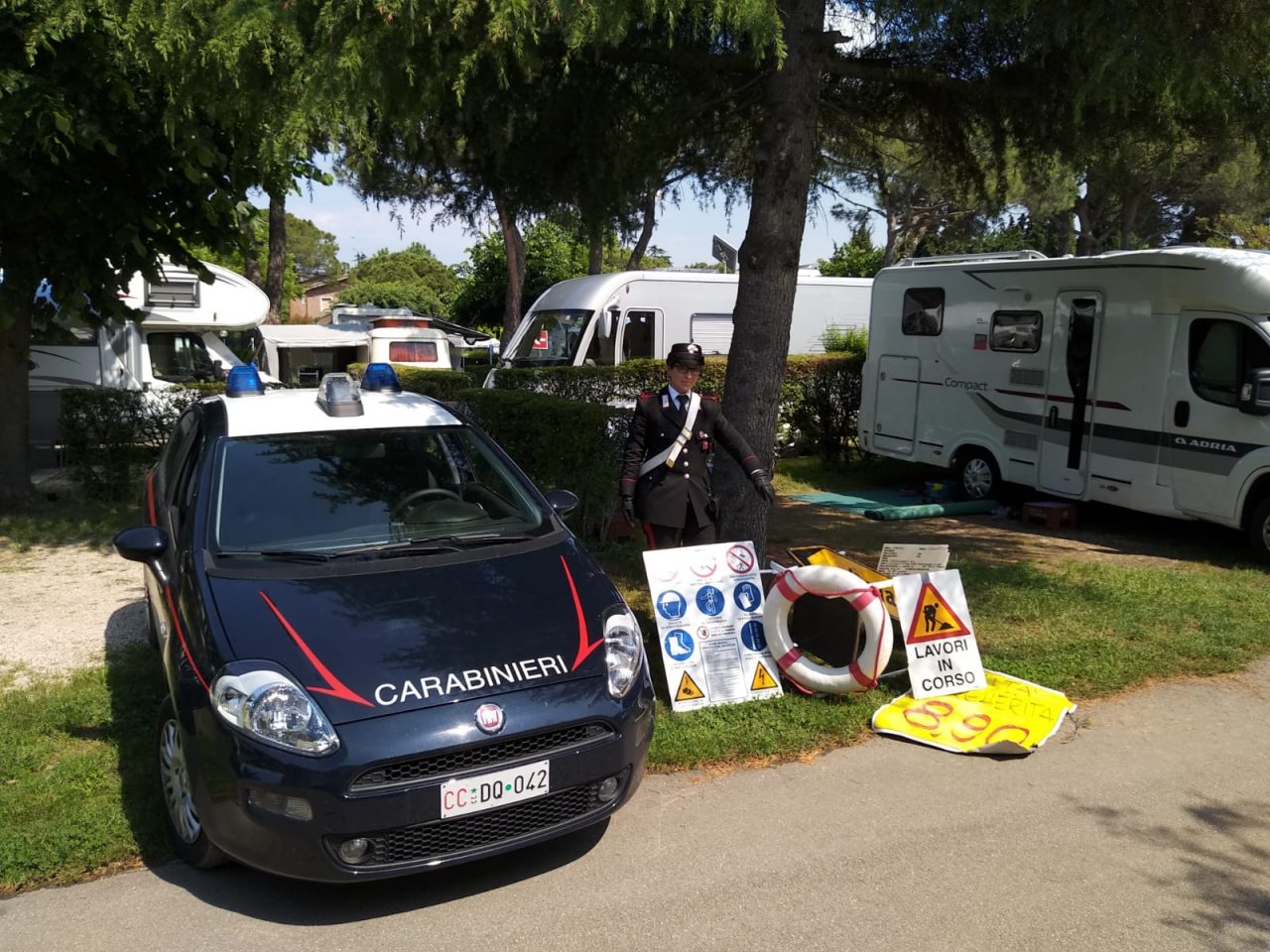 Denunciati sette turisti per danneggiamento e furto