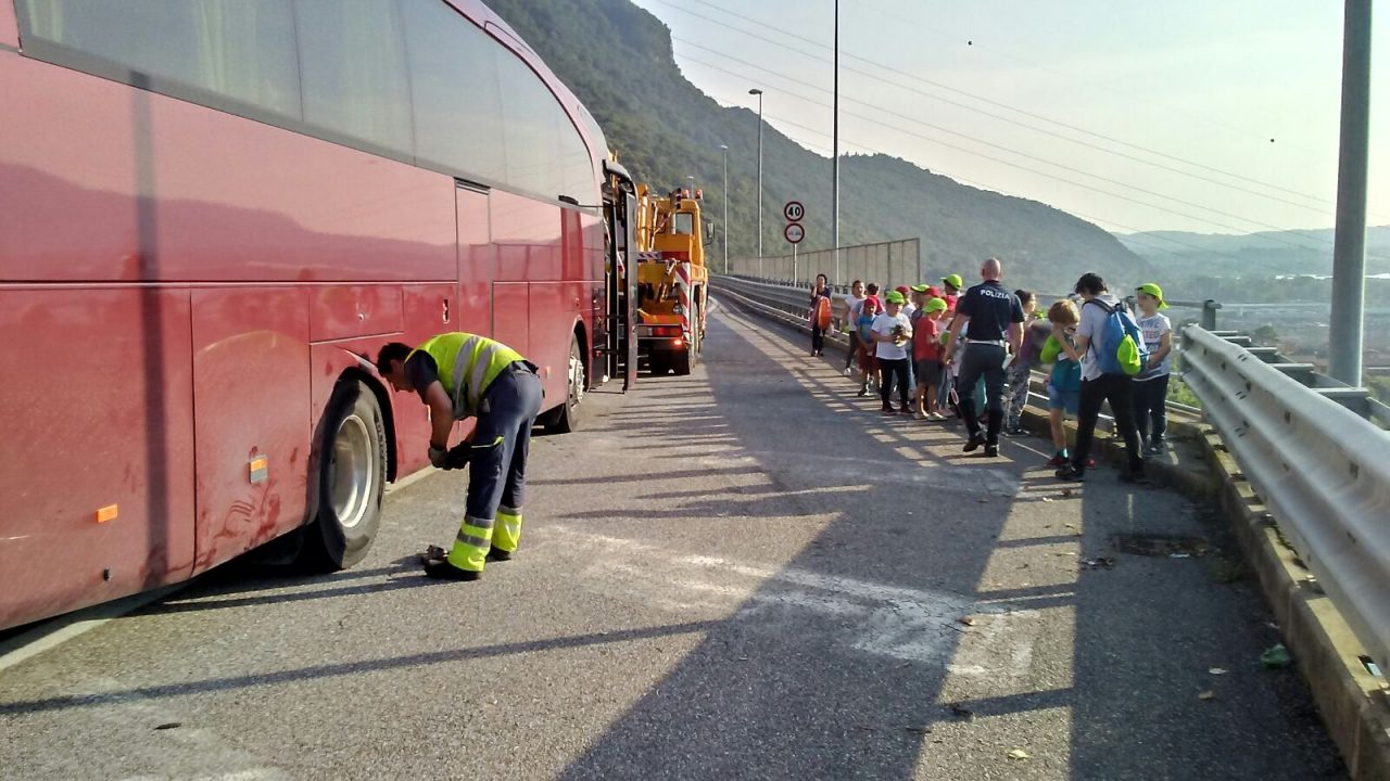 Pullman in panne: la gita termina dalla Stradale di Iseo