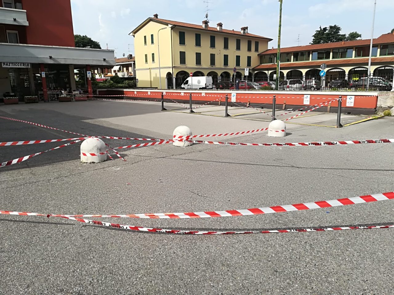 Calcinacci sulle auto: chiuso un parcheggio a Ospitaletto