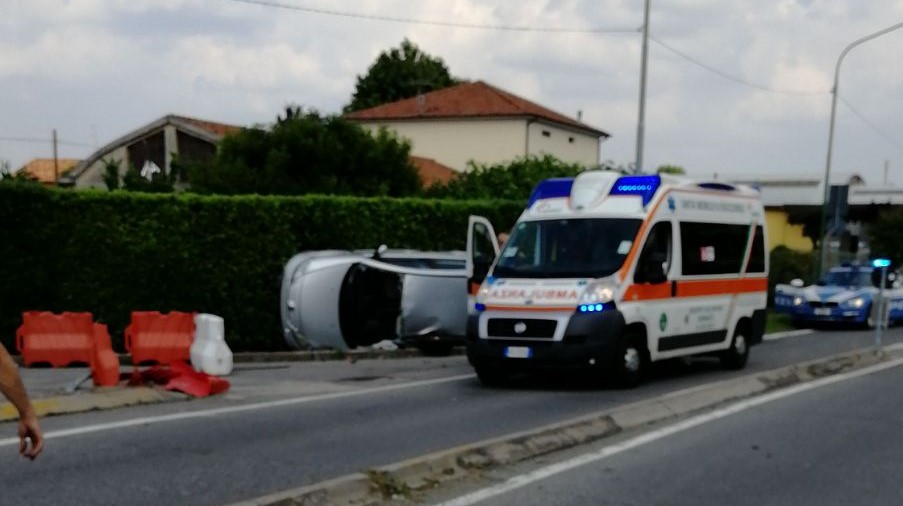 Auto ribaltata in via 25 Aprile a Rovato