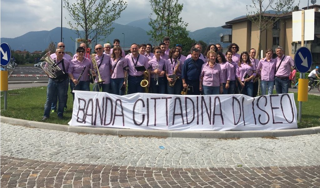 Giro d’Italia, Iseo in festa – GALLERY dell’allegria per strada