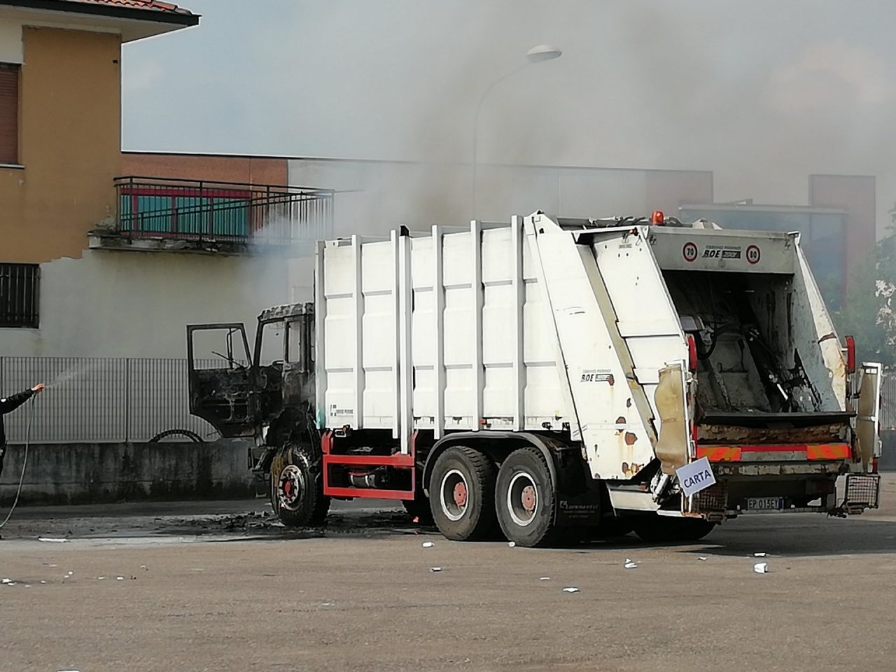 In fiamme camion della raccolta differenziata