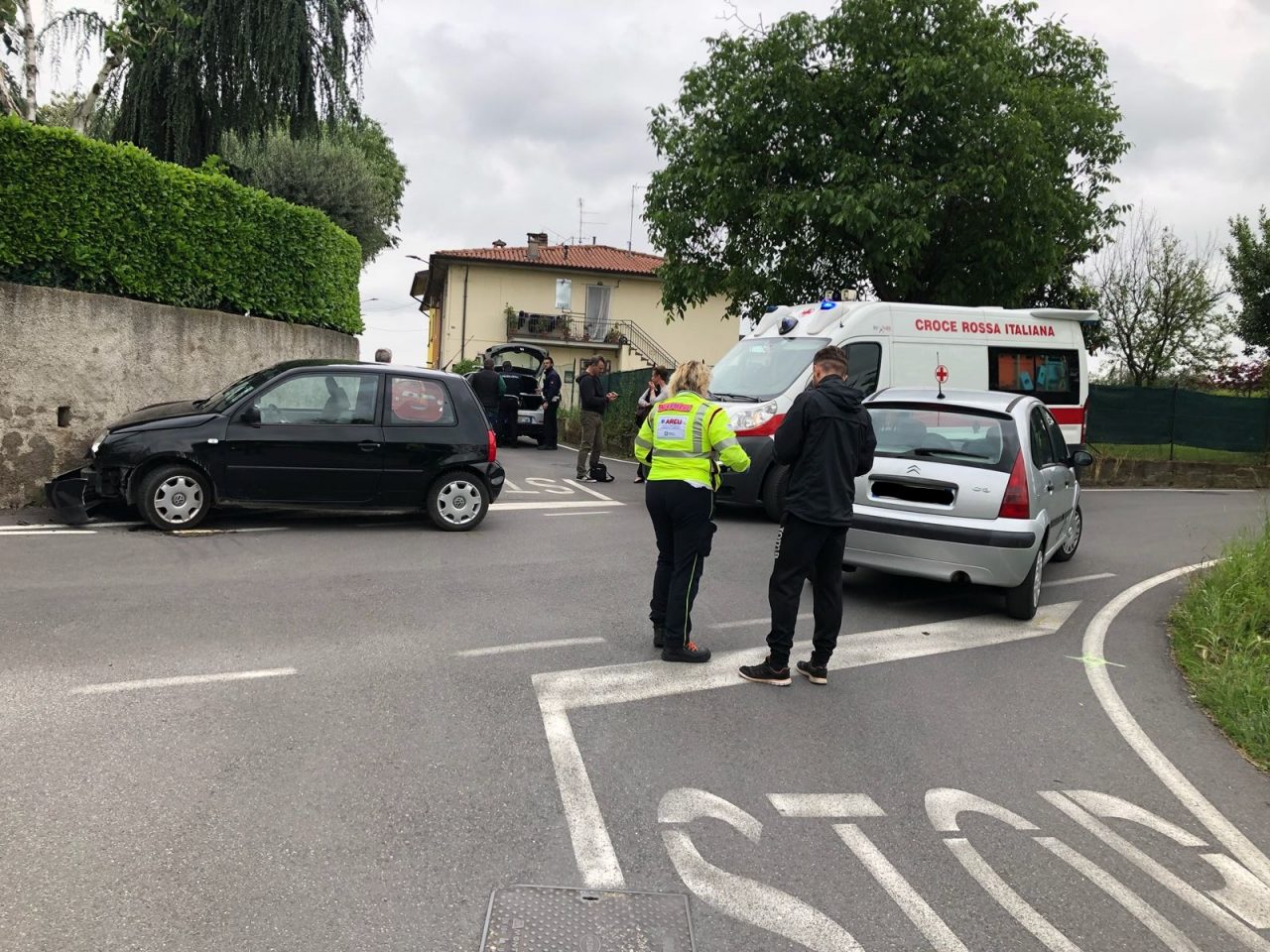 Auto sbatte contro un muro per evitare un’altra macchina