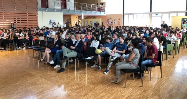 Consegna della Costituzione ai ragazzi delle medie palazzolesi