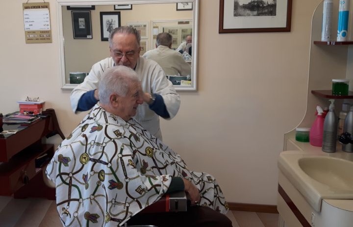 Giuliano Sansoni, da oltre settant’anni è il barbiere dei pozzolenghesi